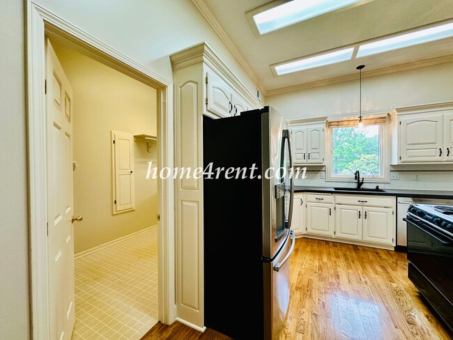 Building Photo - Exceptional 1.5 Story Home in the Prestigious Loch Lloyd Community!