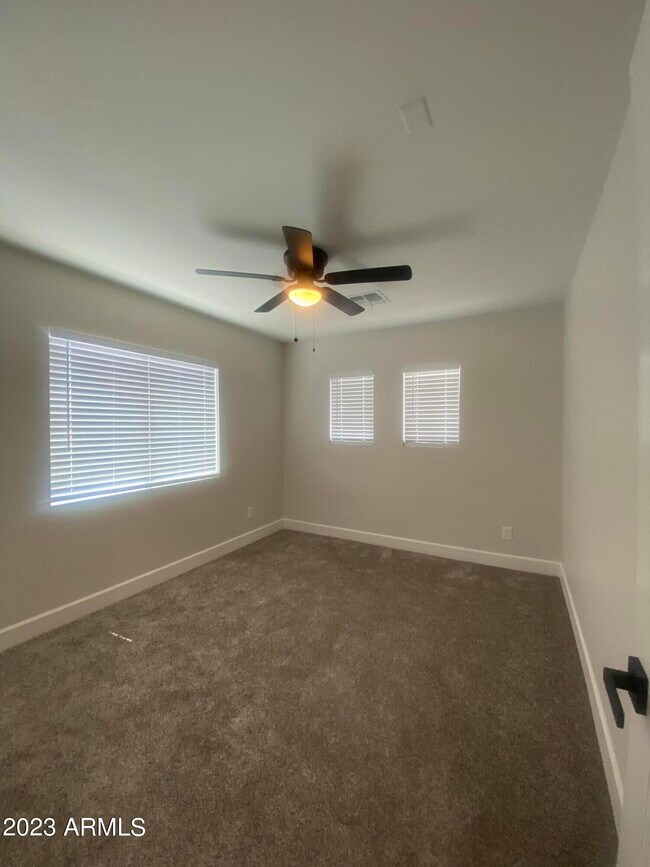 Building Photo - 4909 E Colonial Dr