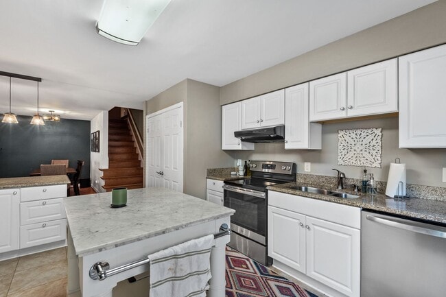 Building Photo - 4 Bedroom Home in Virginia Beach