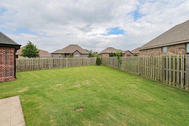 Building Photo - Gorgeous 3 bed/3 bath home in great Bentonville neighborhood