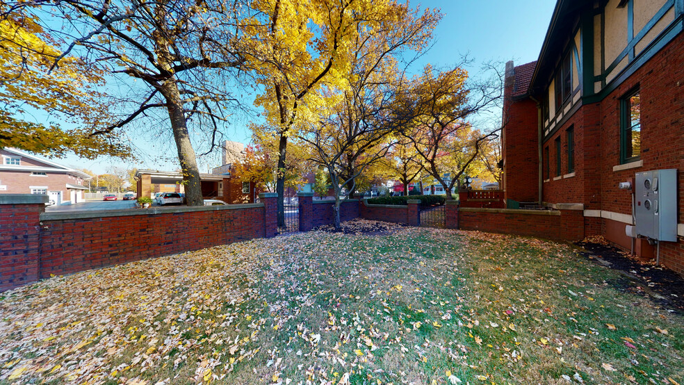 COURTYARD EXTERIOR VIEW - 515 S Grand Ave W