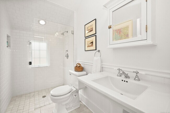 Building Photo - 104 Roton Ave