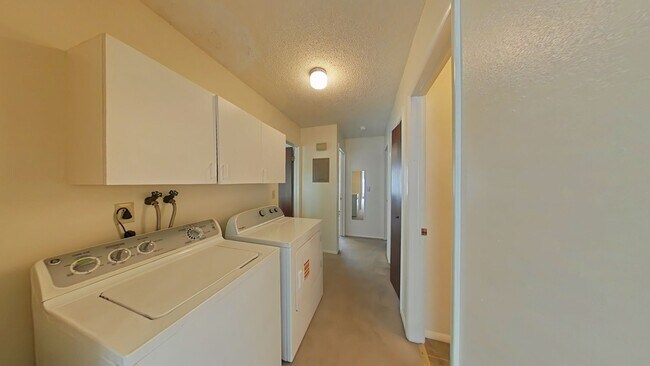 Building Photo - 2Bed 1Bath with Carport! Walk to MSU
