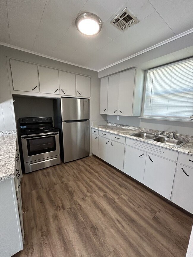 Building Photo - 304 E Park St