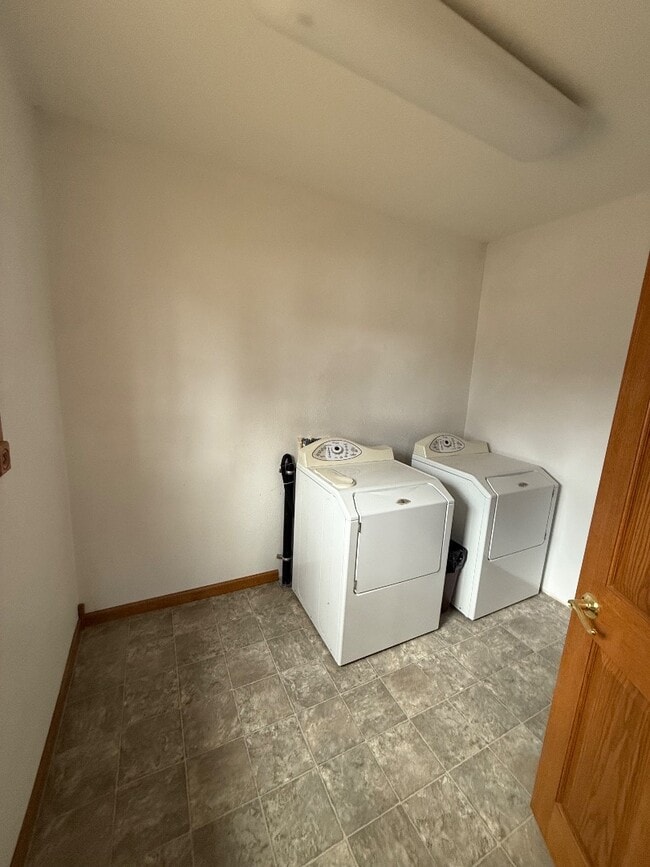 Building Photo - 1359 Oakes St