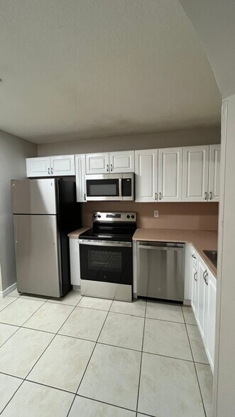 new appliances - 1300 SE 31st Ct