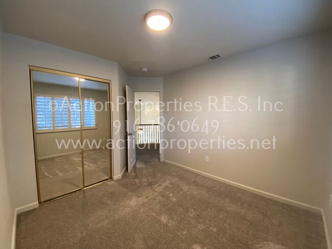 Building Photo - Greenbelt Views - 3 Bed, 2.5 Bath - Privat...