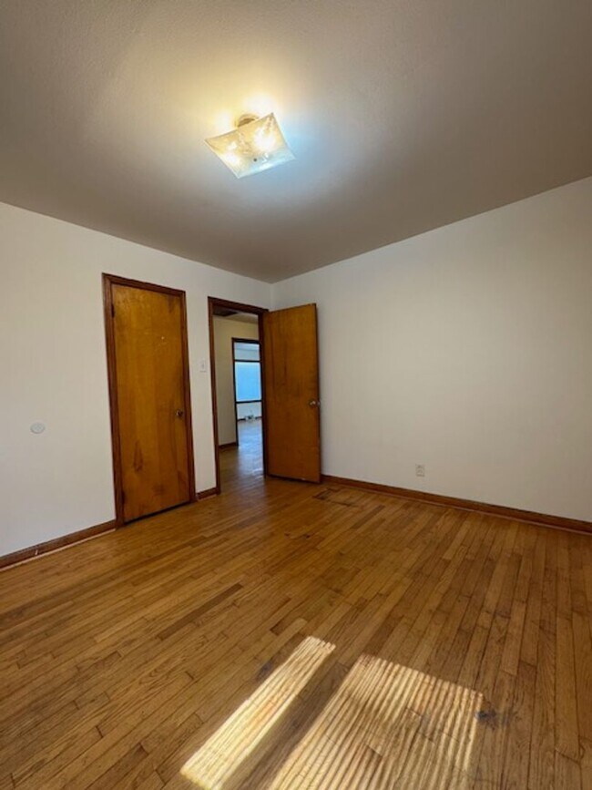 Building Photo - 906 N Audubon Ave