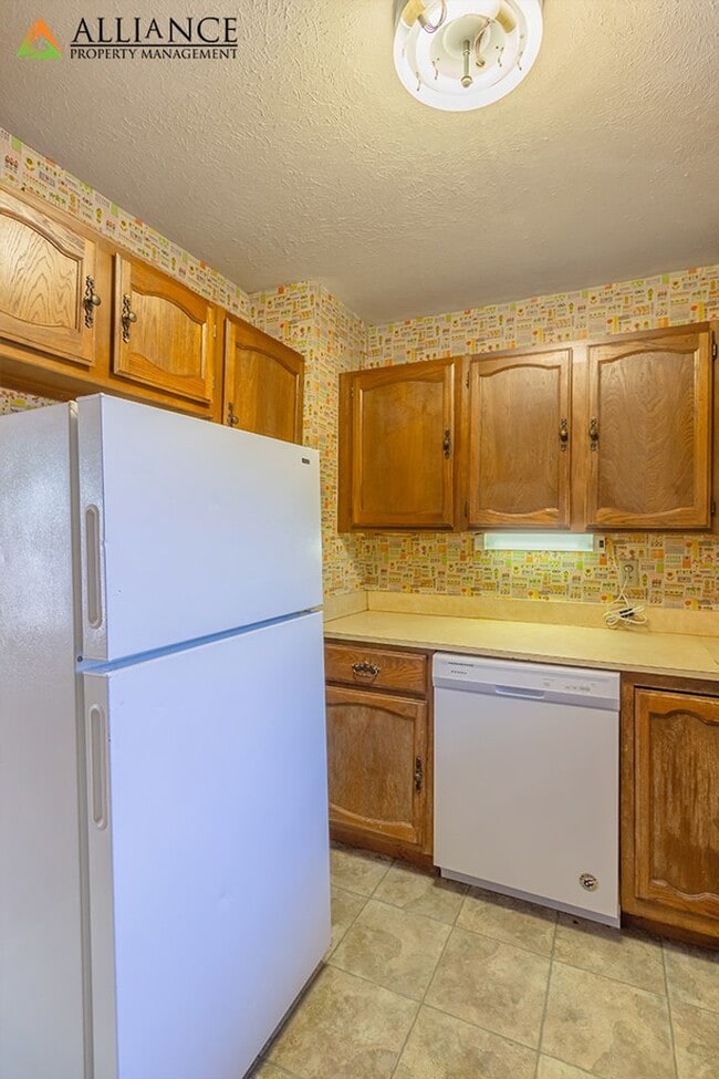 Building Photo - Perfect Location!