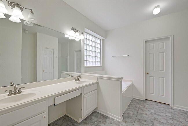 Building Photo - 8846 Gas Light Village Dr