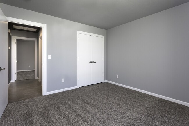 Building Photo - Stylish, Modern, Nearly New | 4-Bed | 2-Bath | Deer Creek Schools