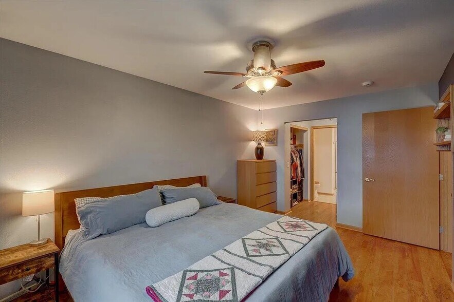 Building Photo - 102 Prairie Heights Dr