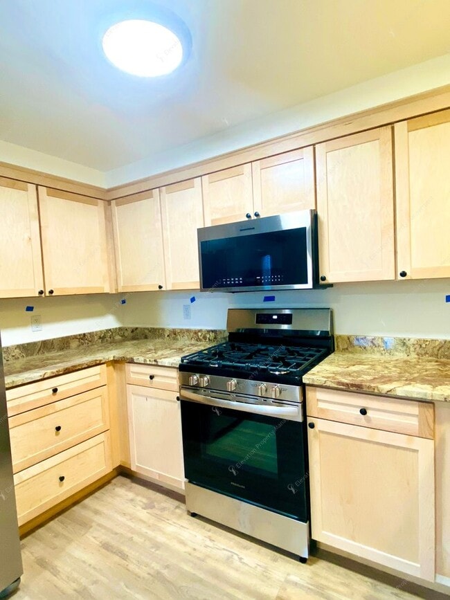 Building Photo - Recently Remodeled River West 3BR - 2BA Home