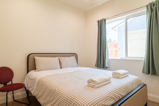 Building Photo - Contemporary New home in Monrovia