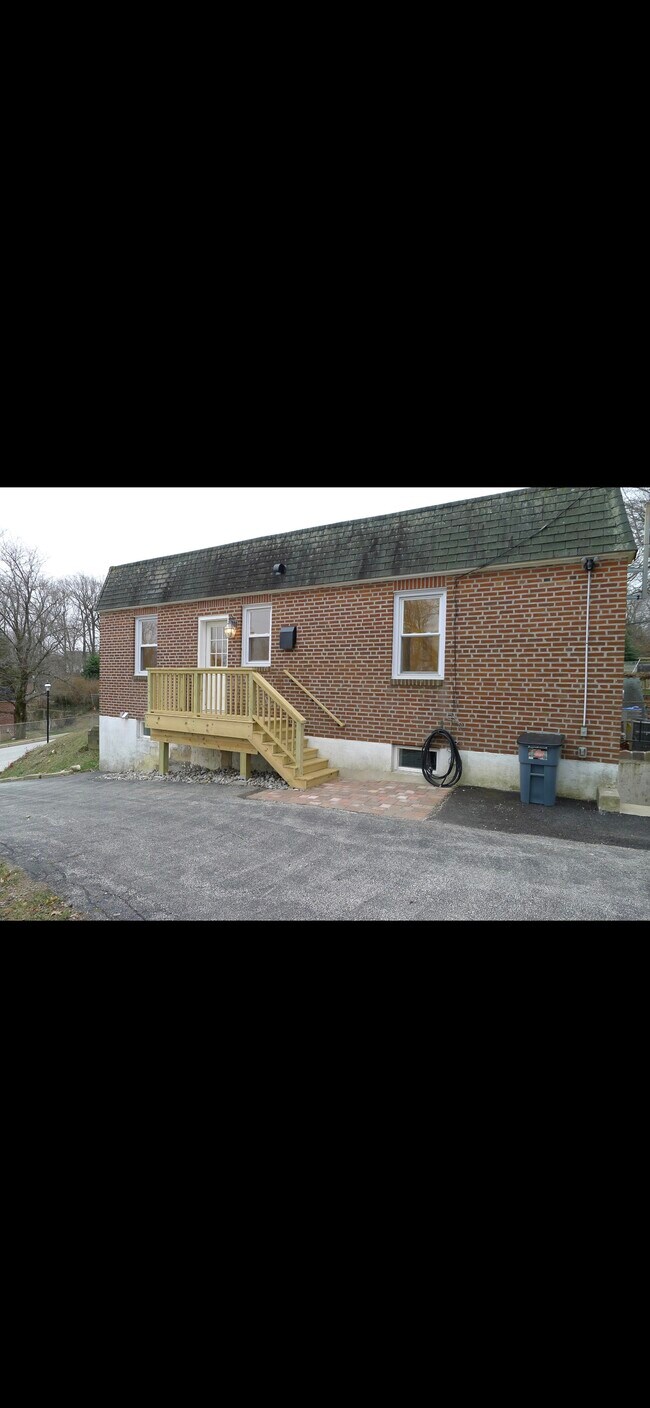 Building Photo - 278 Valley View Road