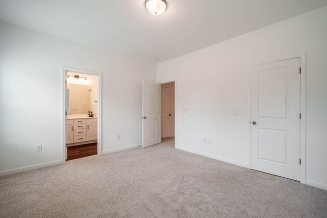 Building Photo - 838 Oak Center Dr