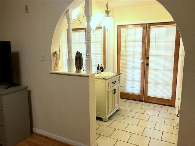 Building Photo - 5 Bedroom 3 Full Baths on the Southside