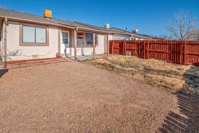 Building Photo - Charming 2-bedroom, 2-bathroom townhome with a 1-car garage