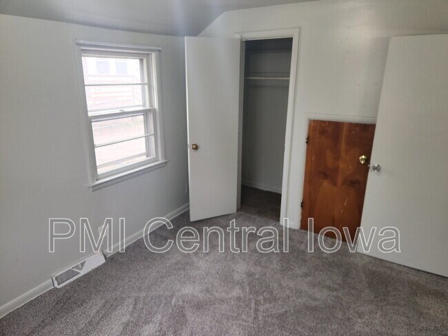 Building Photo - 290 E 17th St