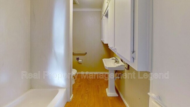 Building Photo - 1030 Oak Dr