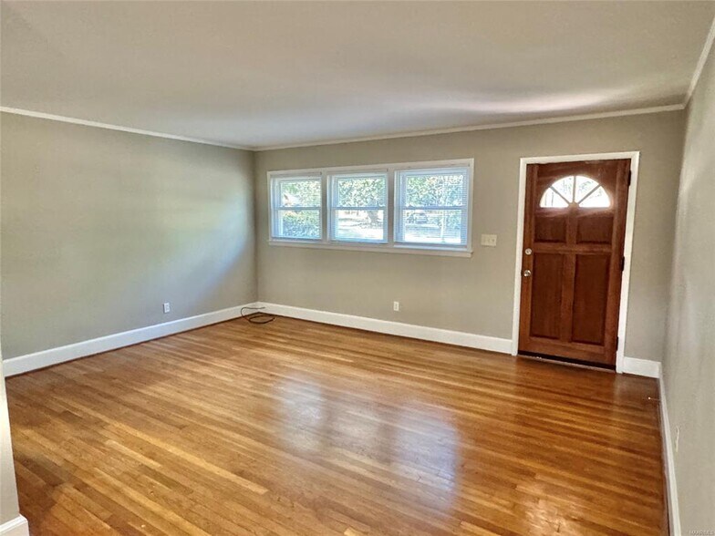 Building Photo - 929 Parkwood Dr