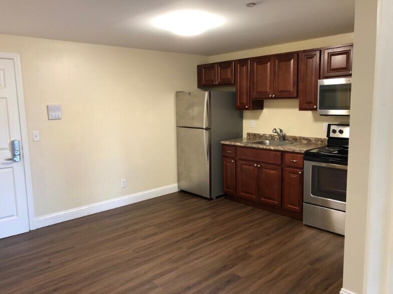 Building Photo - 65 Log St