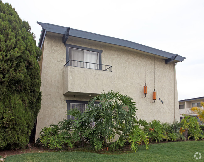 Building Photo - Oak Manor