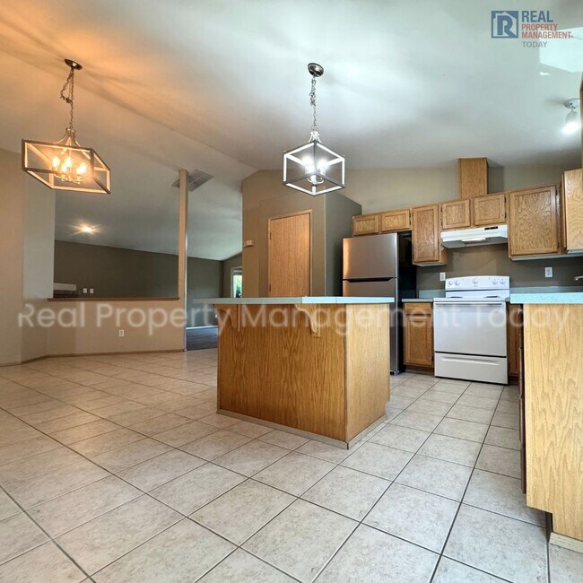 Building Photo - Great 3 bedroom home available NOW Close T...