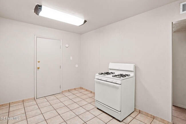 Building Photo - 4908 Royal Dr