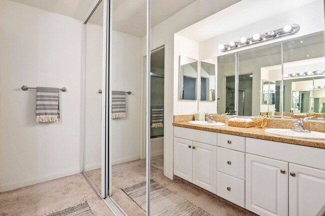 Building Photo - Great Woodland Hills Location!