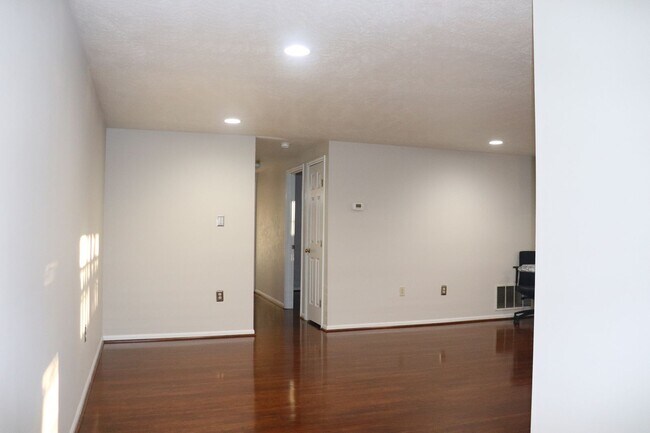 Building Photo - well-kept 2-bedroom, 2-bath condo