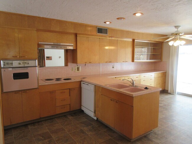 Building Photo - **Move-In Discount** Spacious single level home with a retro feel - you must see!