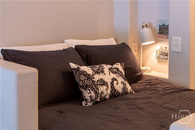 Building Photo - 760 E Campus Rd