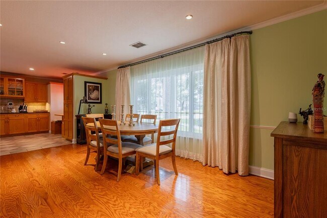 Building Photo - 615 Valle Vista Dr