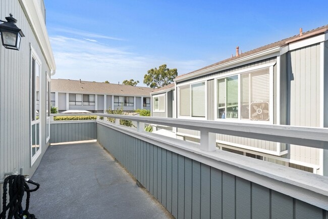 Building Photo - Seawind Upper Unit with Vaulted Ceilings a...