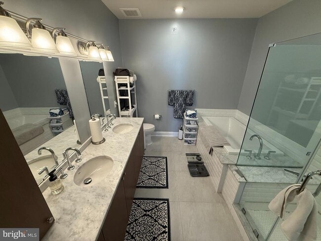 Building Photo - 200 N Sycamore St