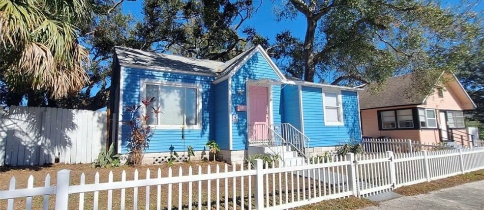 Building Photo - 821 Newton Ave S