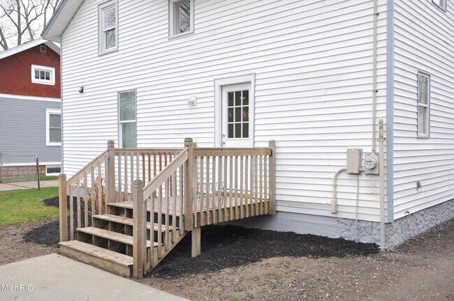 Building Photo - 115 E 17th St