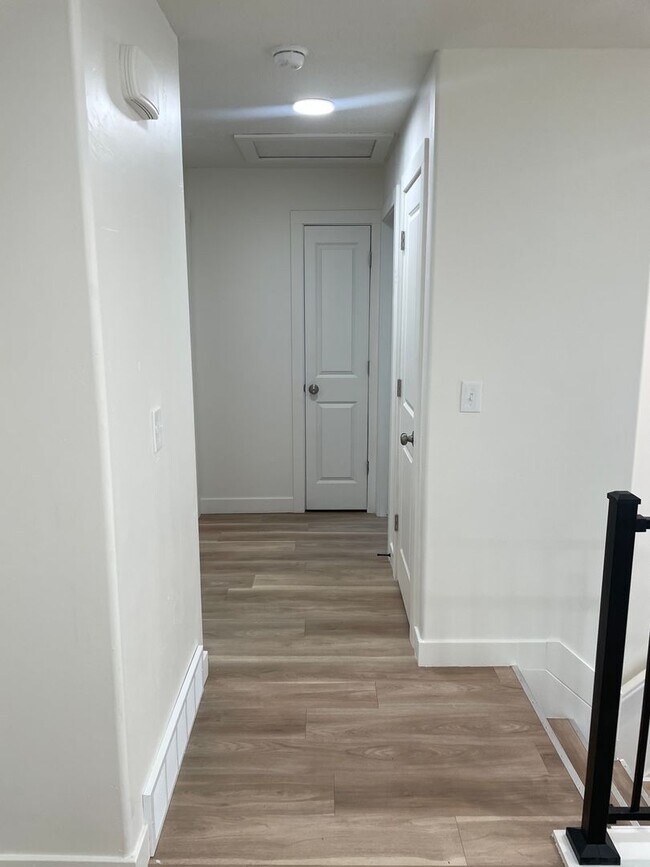 Building Photo - 3 bedroom, 1 bath unit. Newly Remodeled.