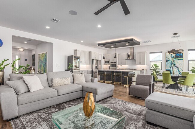 Building Photo - Luxury at Vistal