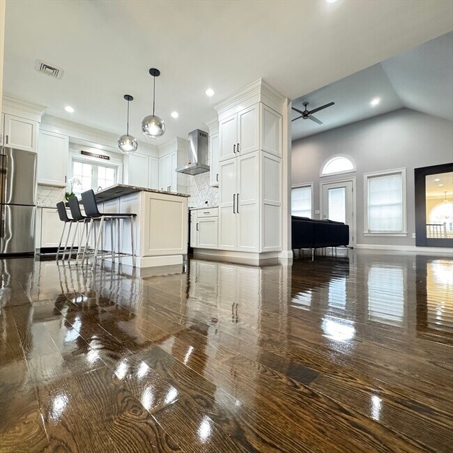 Building Photo - 259 Oakwood Ave