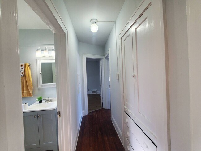 Building Photo - 15711 Grovewood Ave