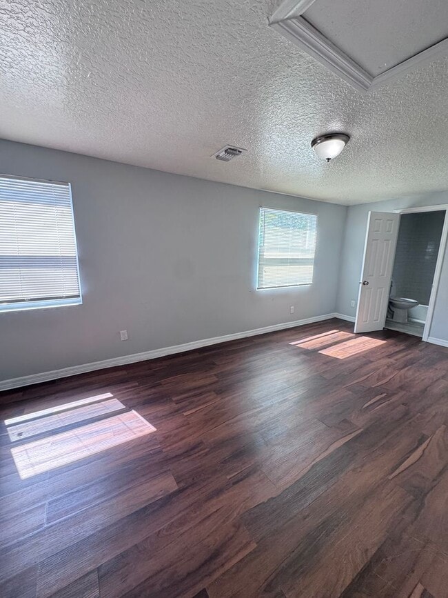 Building Photo - **Move in Ready** 3/2 Single Family home
