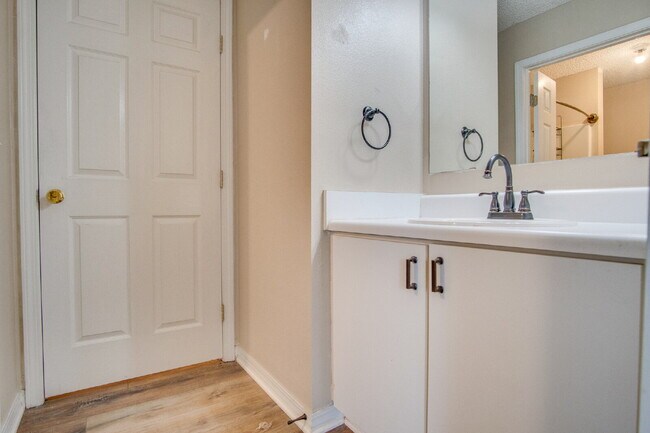 Building Photo - Adorable Updated 2BR Cottage-Style Townhom...