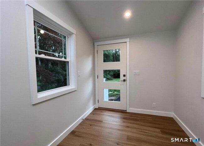 Building Photo - 429 Round Hill Rd