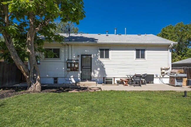 Building Photo - Updated Lower-Level Apartment Steps From Downtown Littleton!