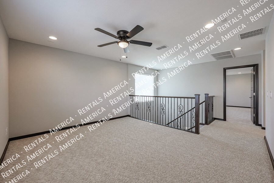 Building Photo - 5610 N 90th Dr