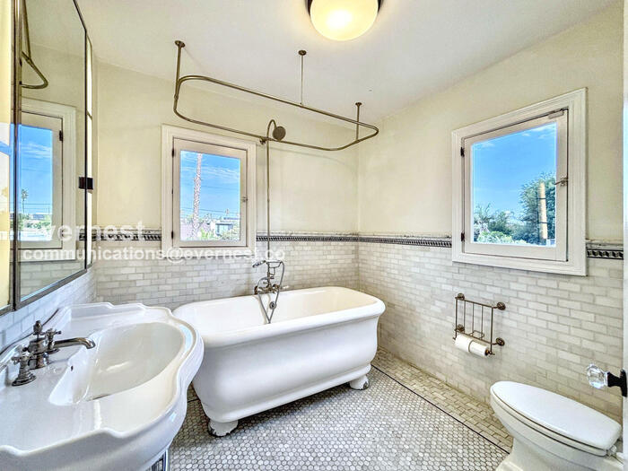 Building Photo - 132 N Crescent Heights Blvd