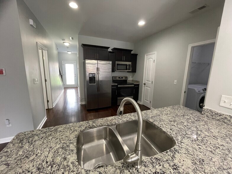 Building Photo - 1605 Villa Cir