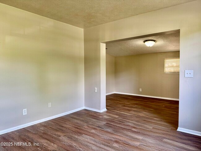 Building Photo - 7054 Red Robin Dr